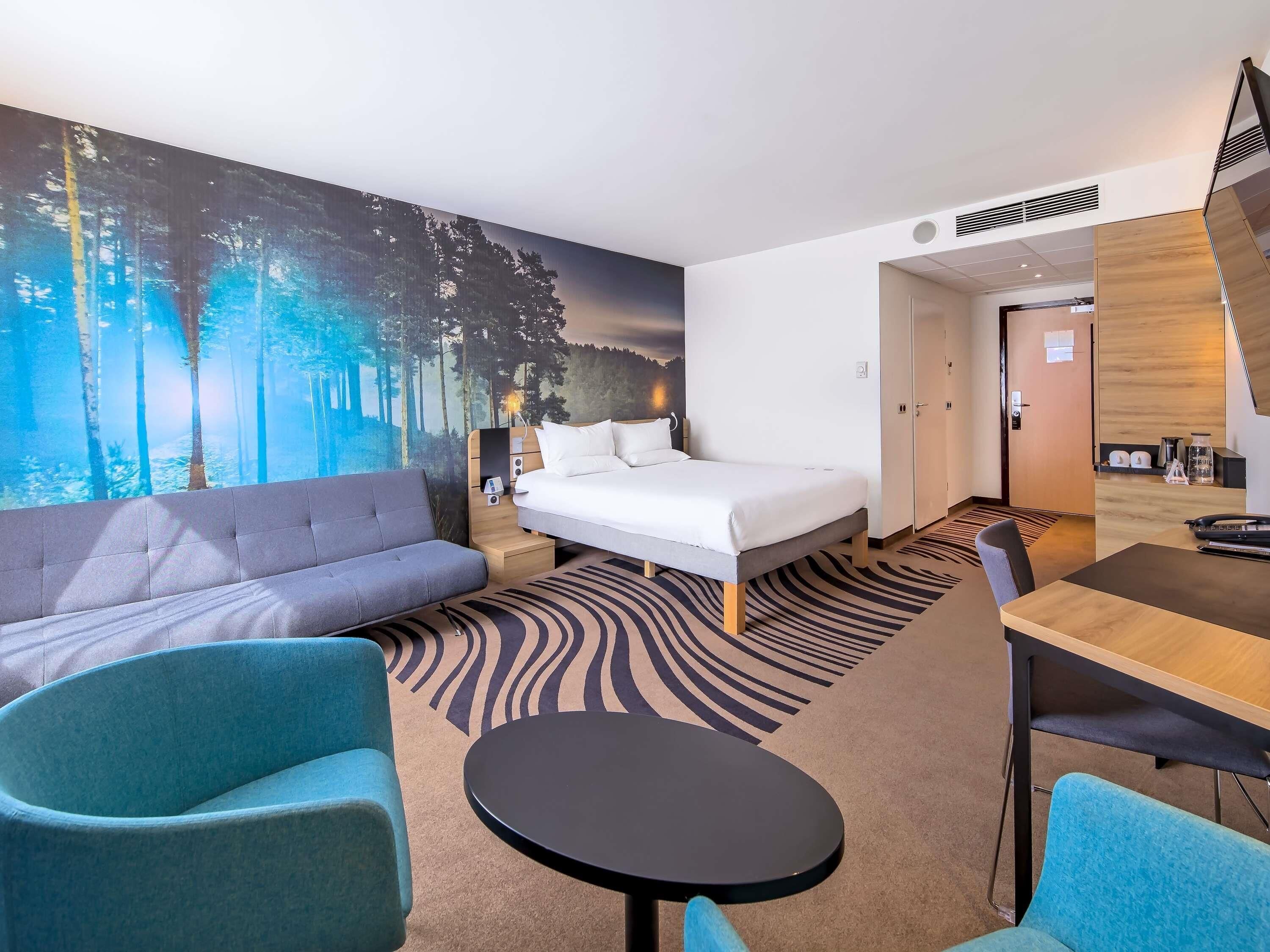 Hypo-allergenic bedding, minibar, in-room safe, desk