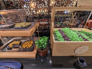 供應早餐、午餐、晚餐；多國菜