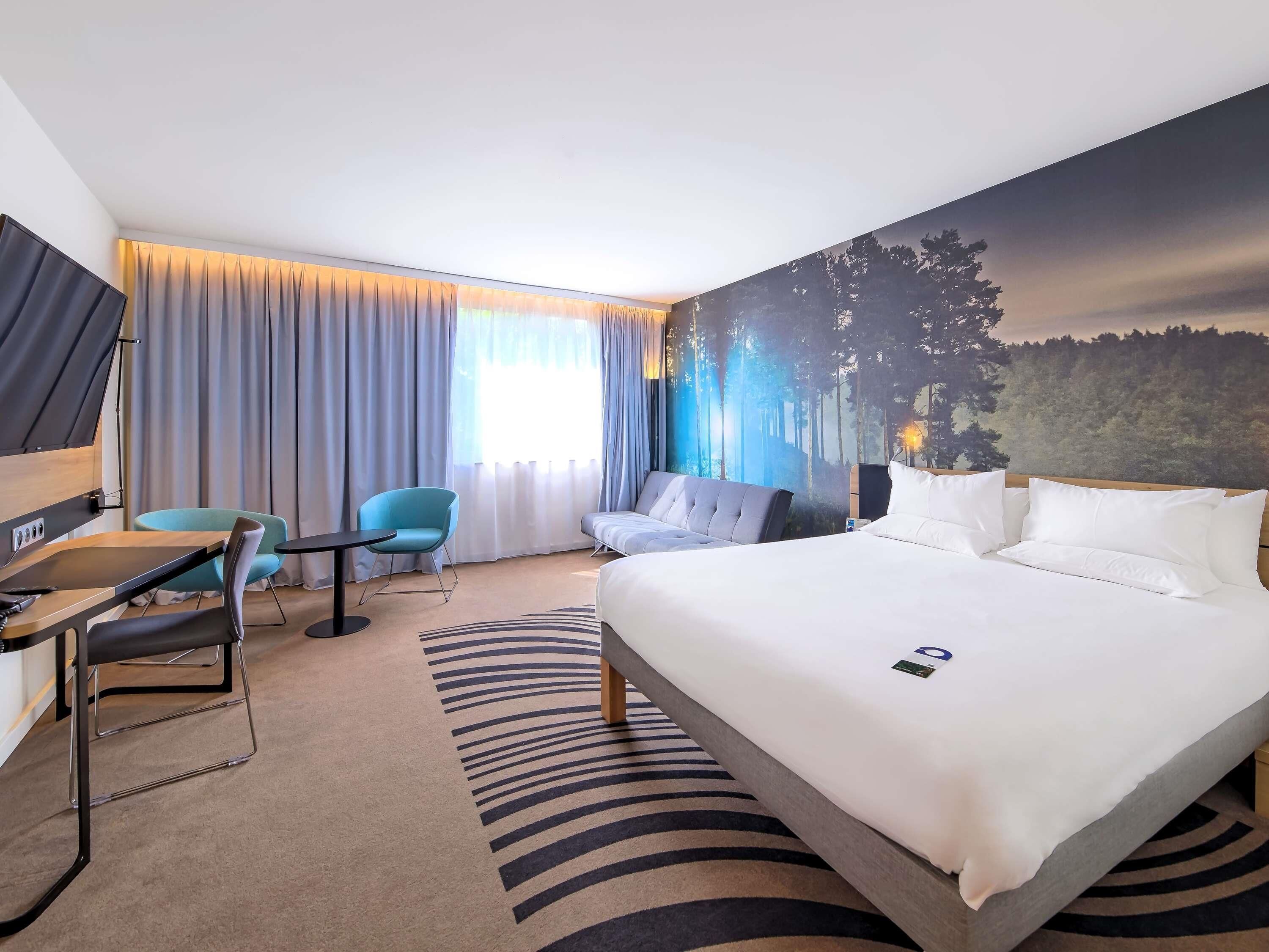 Executive Room, 1 Queen Bed with Sofa bed | Hypo-allergenic bedding available, minibar, in-room safe, desk