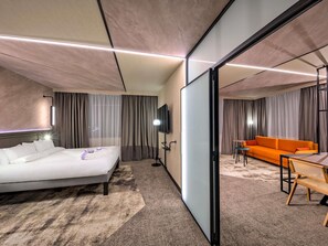 Suite, 1 lit double | Literie hypoallergénique, minibar, coffres-forts dans les chambres