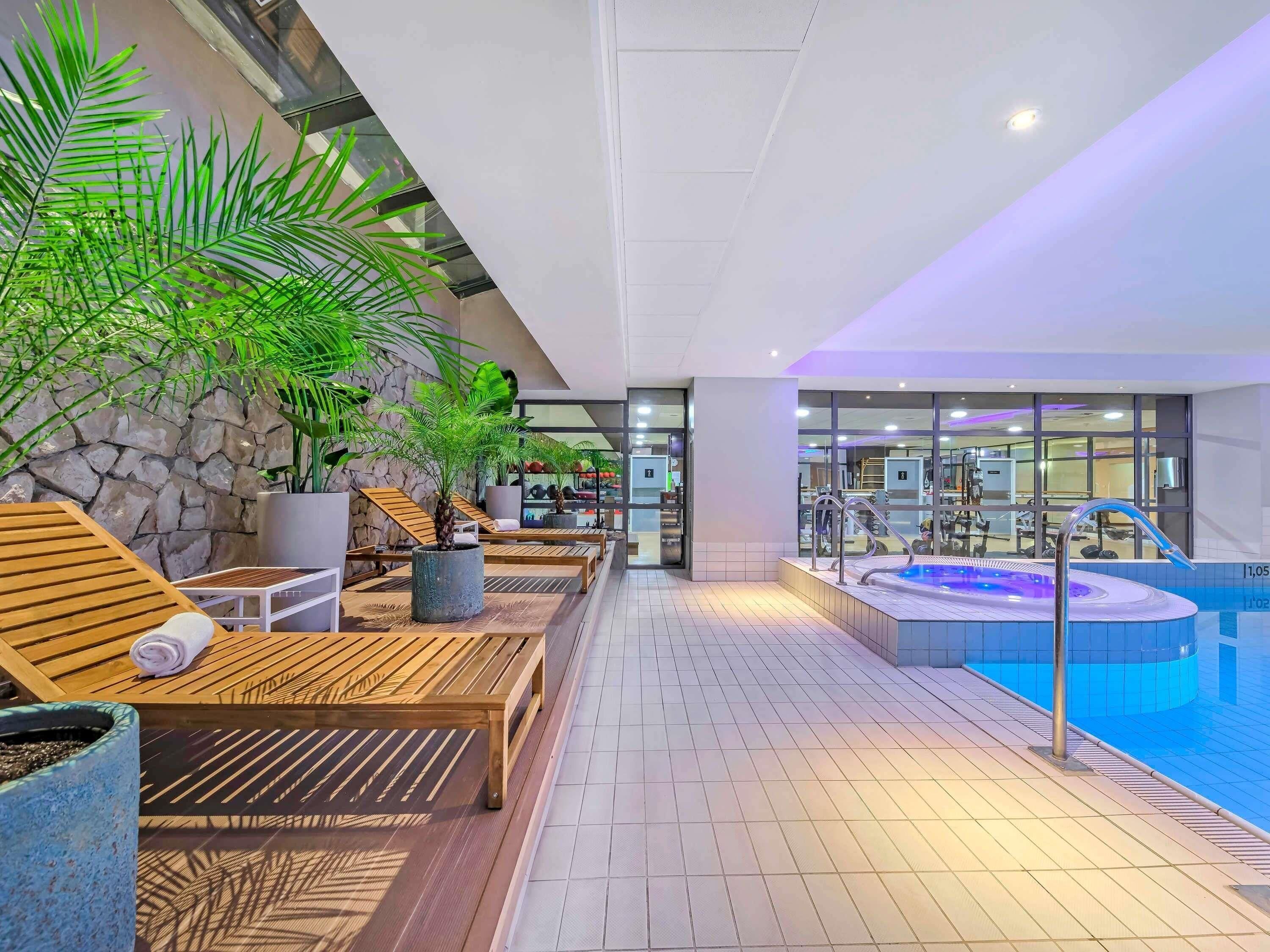 Una piscina cubierta