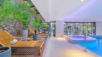 Una piscina cubierta