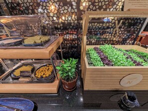 Se ofrece un desayuno bufé todos los días (80 PLN por persona)