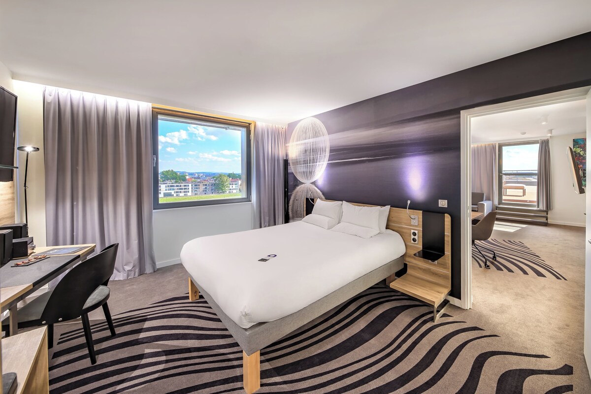 Suite, 1 Double Bed with Sofa bed, Terrace | Hypo-allergenic bedding available, minibar, in-room safe, desk
