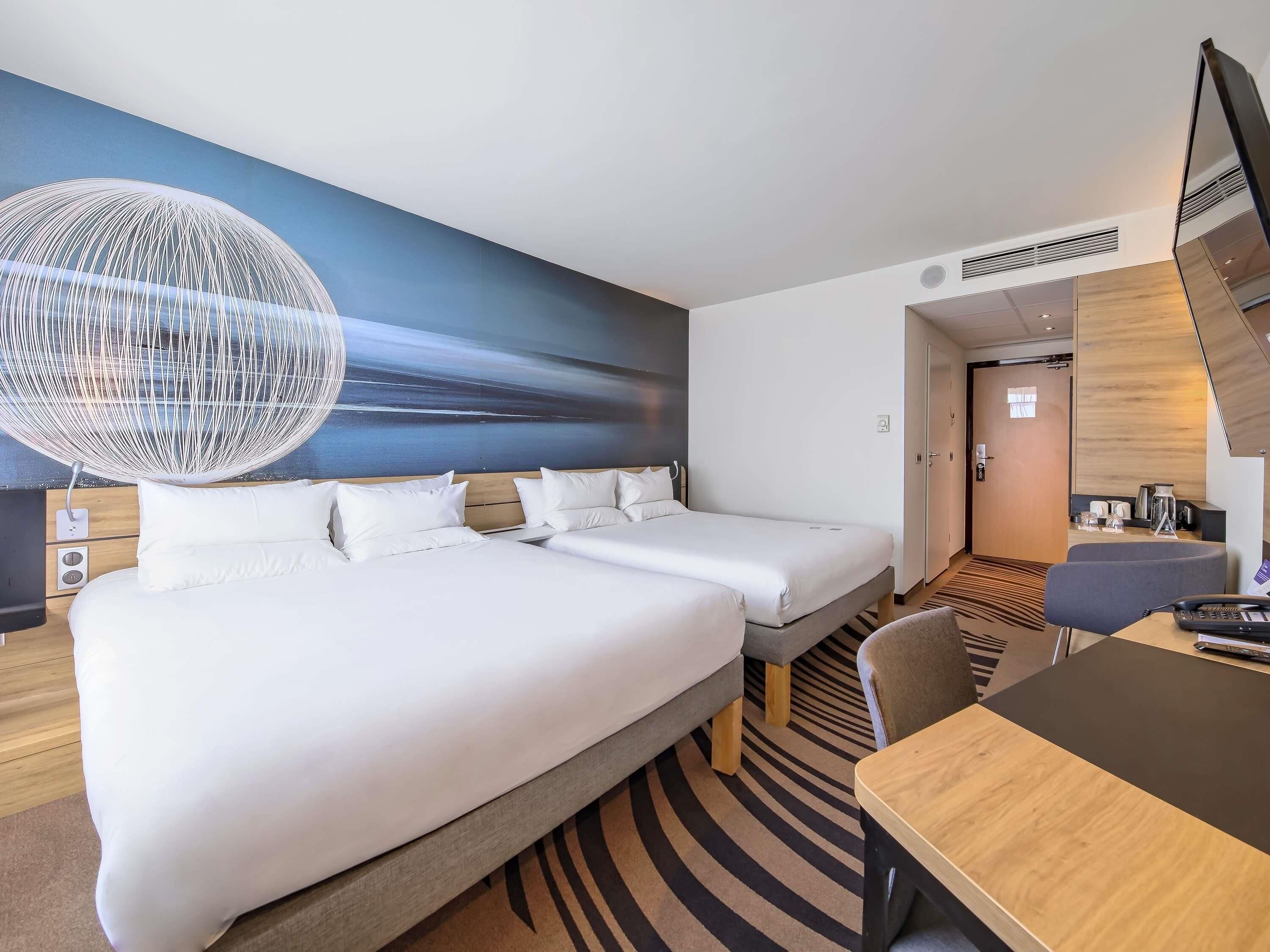 Standard Room, 2 Single Beds | Hypo-allergenic bedding, minibar, in-room safe, desk
