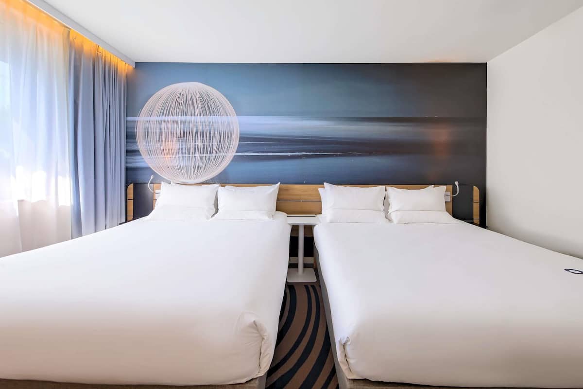 Standard Room, 2 Twin Beds | 1 bedroom, hypo-allergenic bedding, minibar, in-room safe