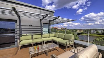 Suite, 1 dobbeltseng med sovesofa, terrasse | 1 soverom, allergitestet sengetøy, minibar og safe på rommet