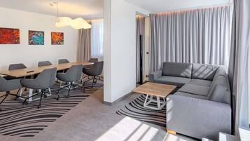 Suite, 1 Katil Kelamin (Double) dengan Katil Sofa, Terrace | Peralatan tempat tidur hipoalergenik, bar mini, peti besi dalam bilik