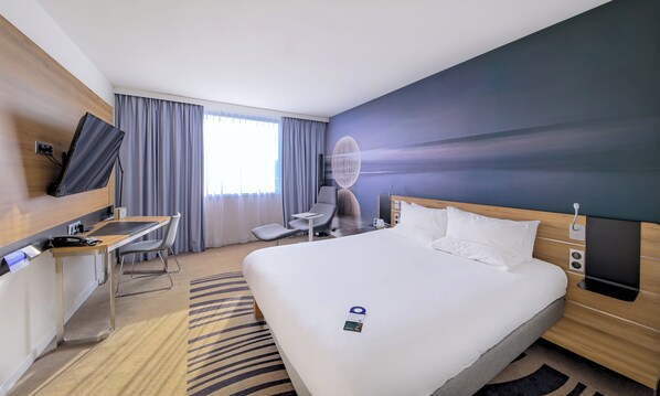 Hypo-allergenic bedding, minibar, in-room safe, desk