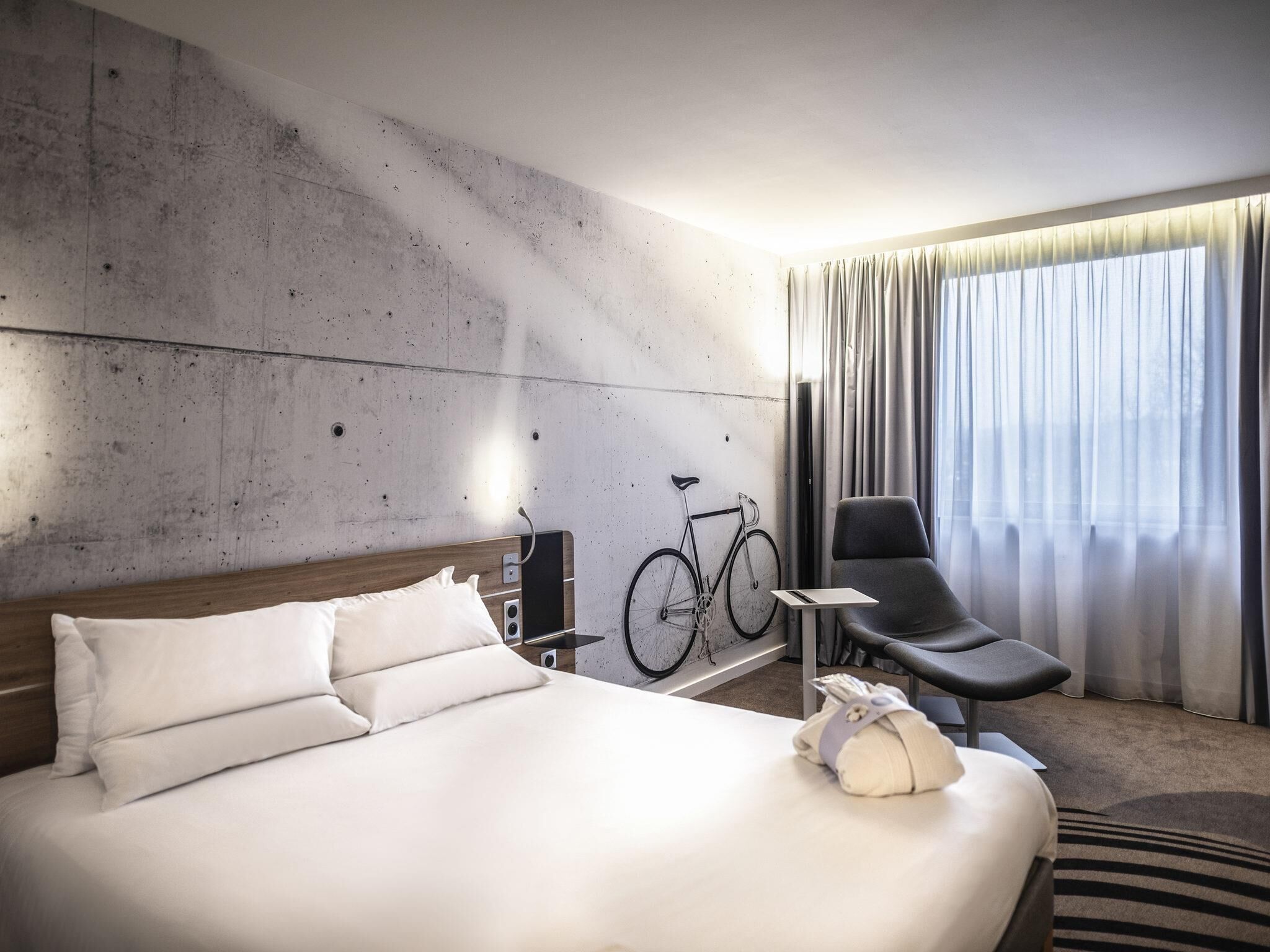 Standard Room, 1 Queen Bed | Hypo-allergenic bedding, minibar, in-room safe, desk