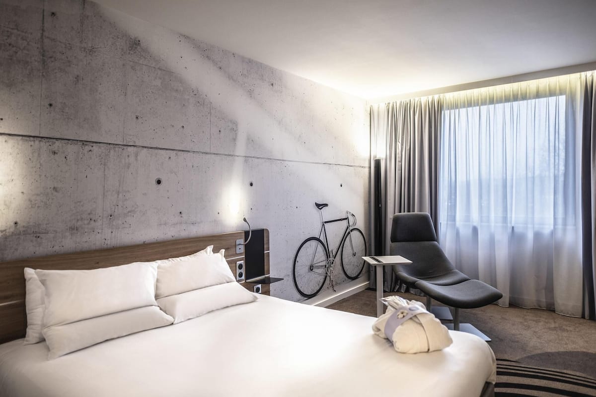 Standard Room, 1 Queen Bed | Hypo-allergenic bedding, minibar, in-room safe, desk