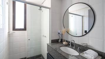 Dusch, regndusch, gratis toalettartiklar och hårtork