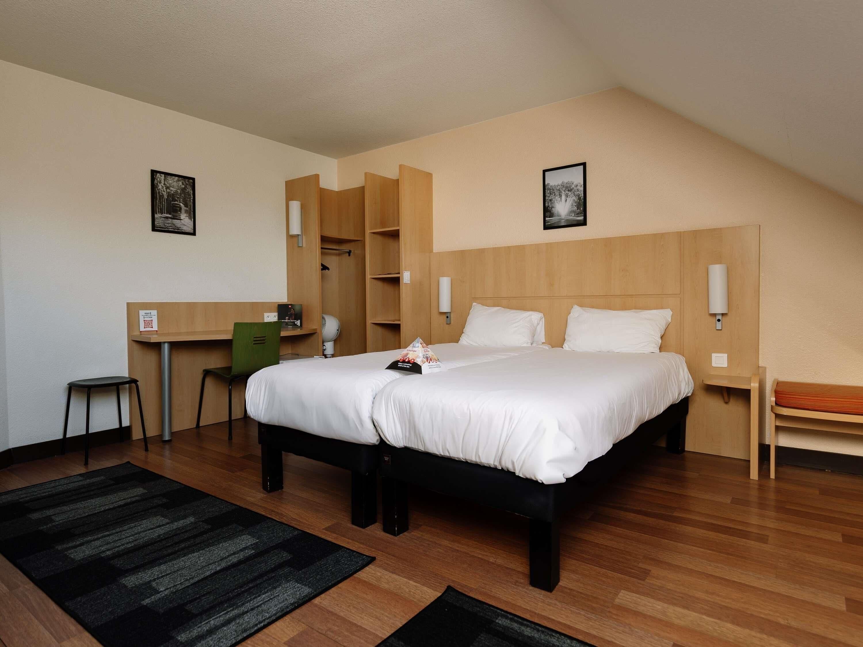 Familiekamer, 1 tweepersoonsbed met slaapbank | Luxe beddengoed, een kluis op de kamer, een bureau