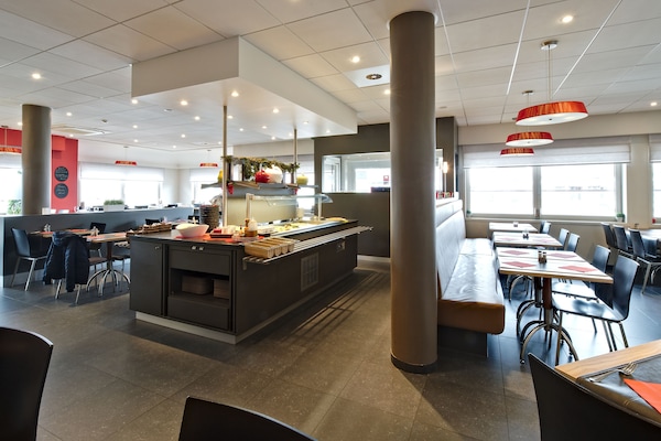 Desayuno buffet diario (EUR 15 por persona)