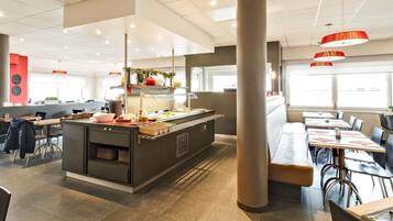 Petit déjeuner buffet (15 EUR par personne)