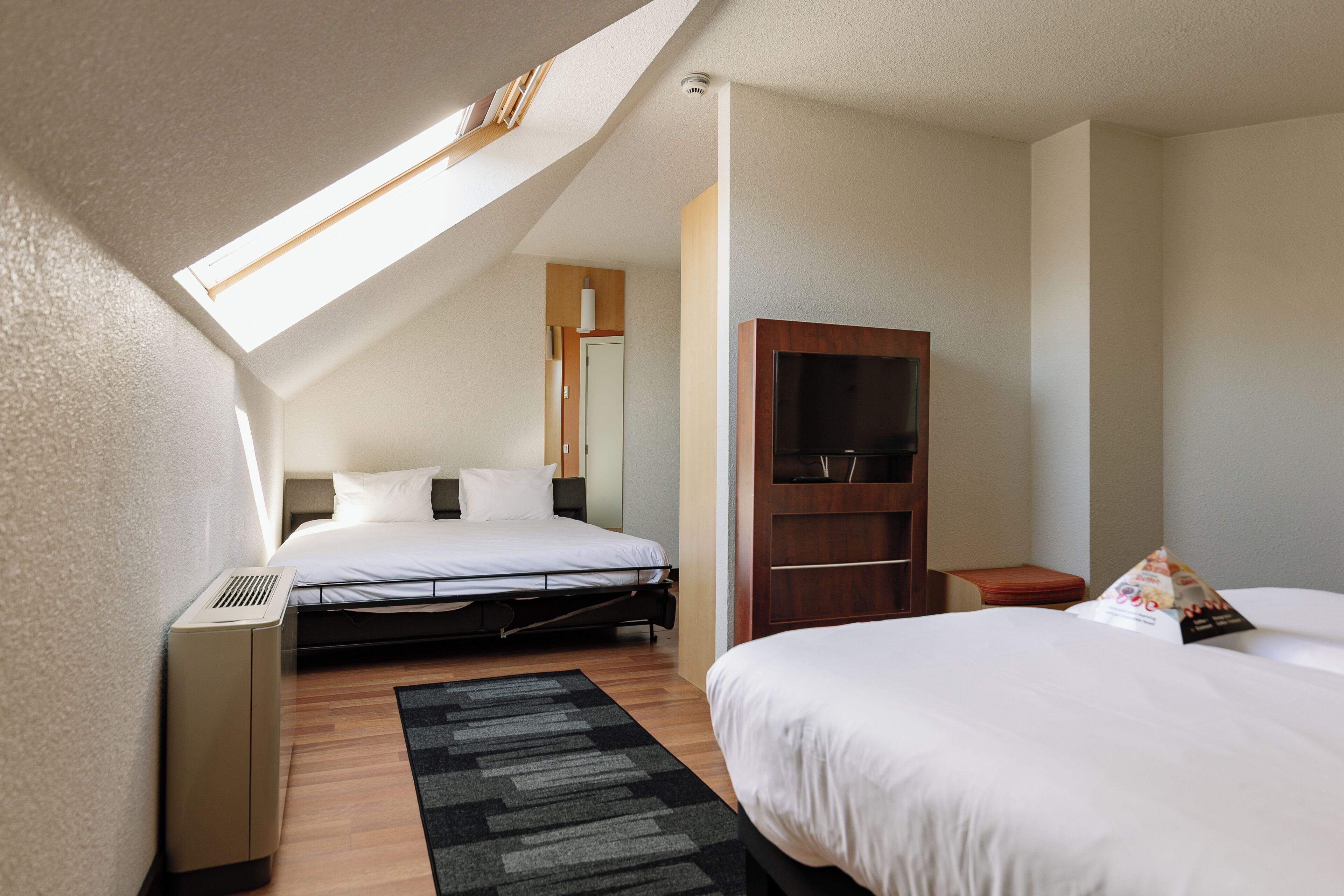 أغطية فراش متميزة وخزنة داخل الغرفة ومكتب ومكواة/لوح كي