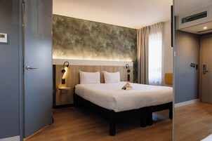 Ropa de cama de alta calidad y caja de seguridad en la habitación 