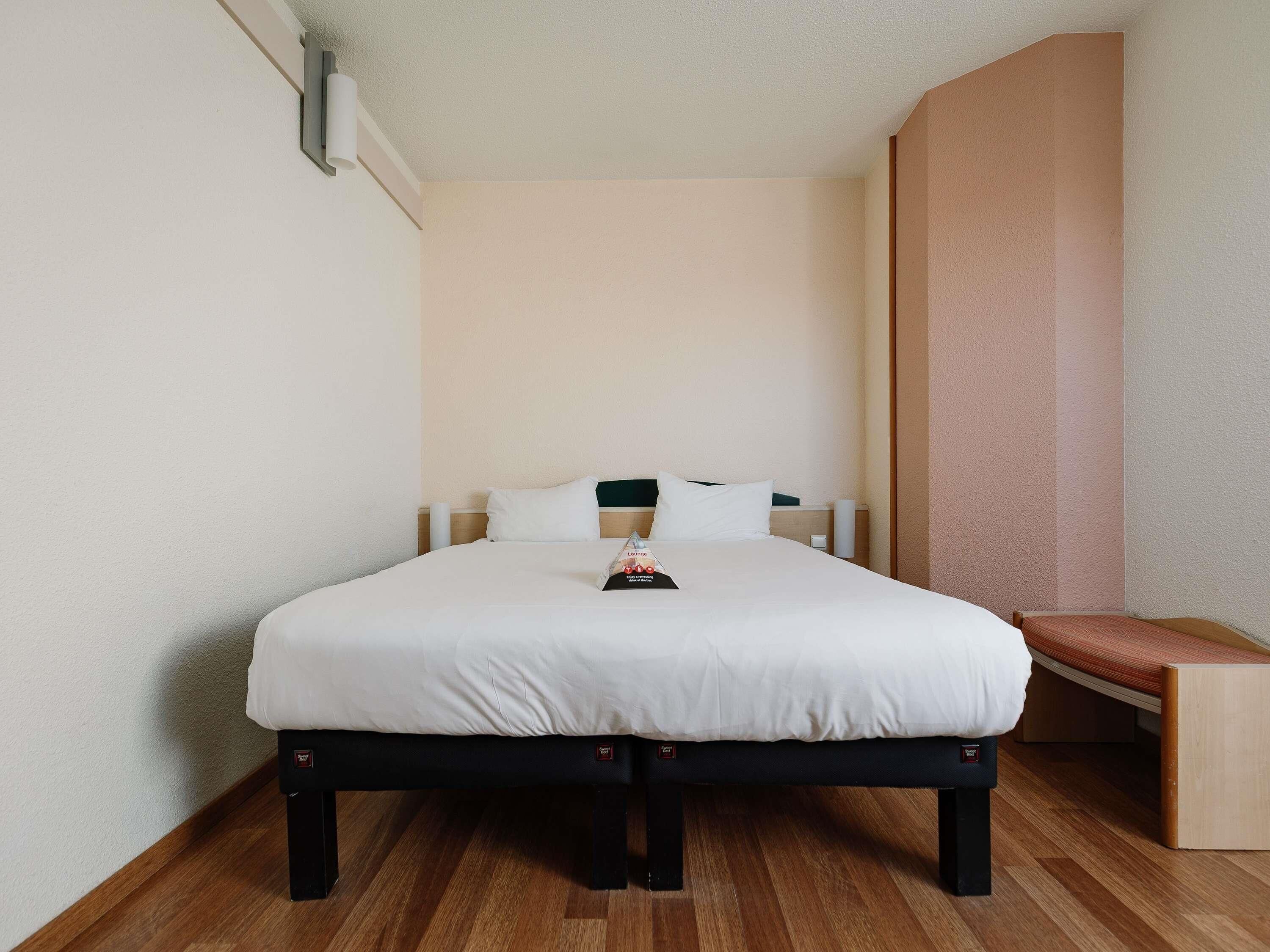 Tweepersoonskamer | Luxe beddengoed, een kluis op de kamer, een bureau