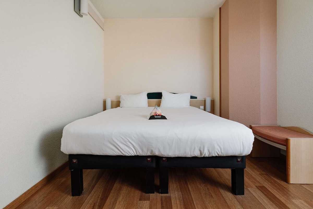 Habitación doble | Ropa de cama de alta calidad y caja de seguridad en la habitación