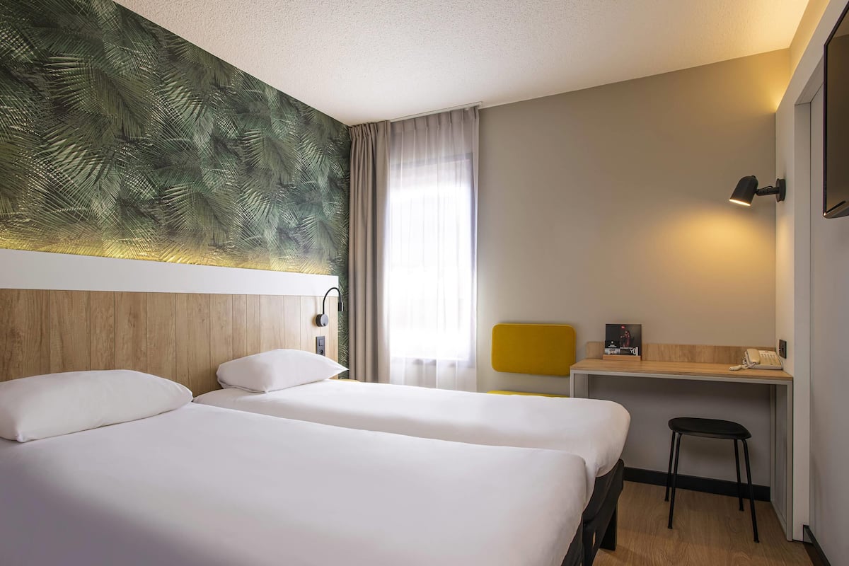 Room, 1 Double Bed | Premium bedding, in-room safe, desk, iron/ironing board