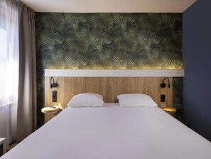 Habitación, 1 cama doble | Ropa de cama de alta calidad, caja fuerte, escritorio