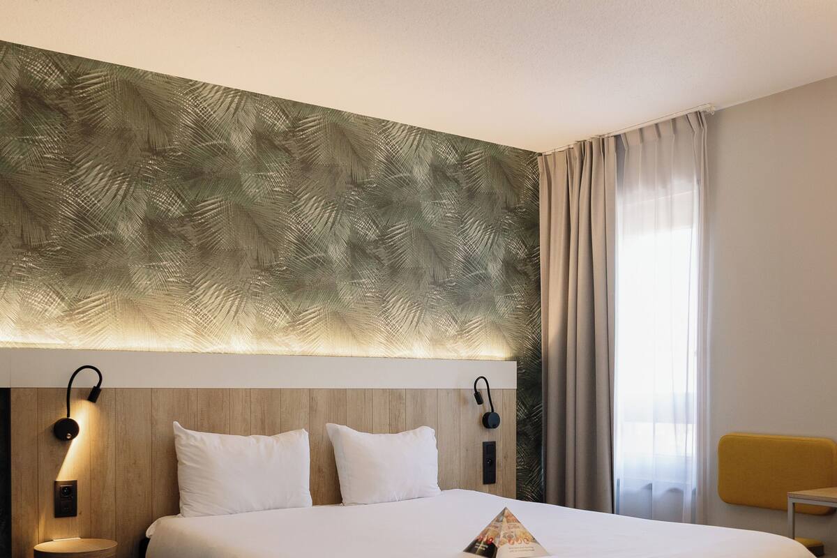 غرفة - سرير مزدوج | أغطية فراش متميزة وخزنة داخل الغرفة ومكتب ومكواة/لوح كي