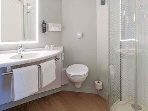 Chambre familiale, 1 lit double et 1 canapé-lit | Literie de qualité, coffre-fort, bureau, fer et planche à repasser