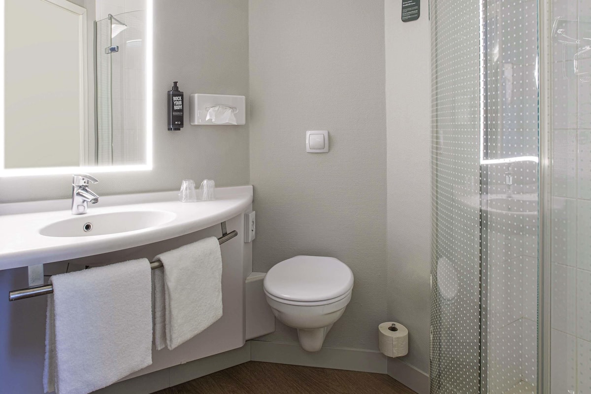 Familjerum - 1 dubbelsäng med bäddsoffa | Sängtillbehör av högsta kvalitet och värdeförvaringsskåp på rummet