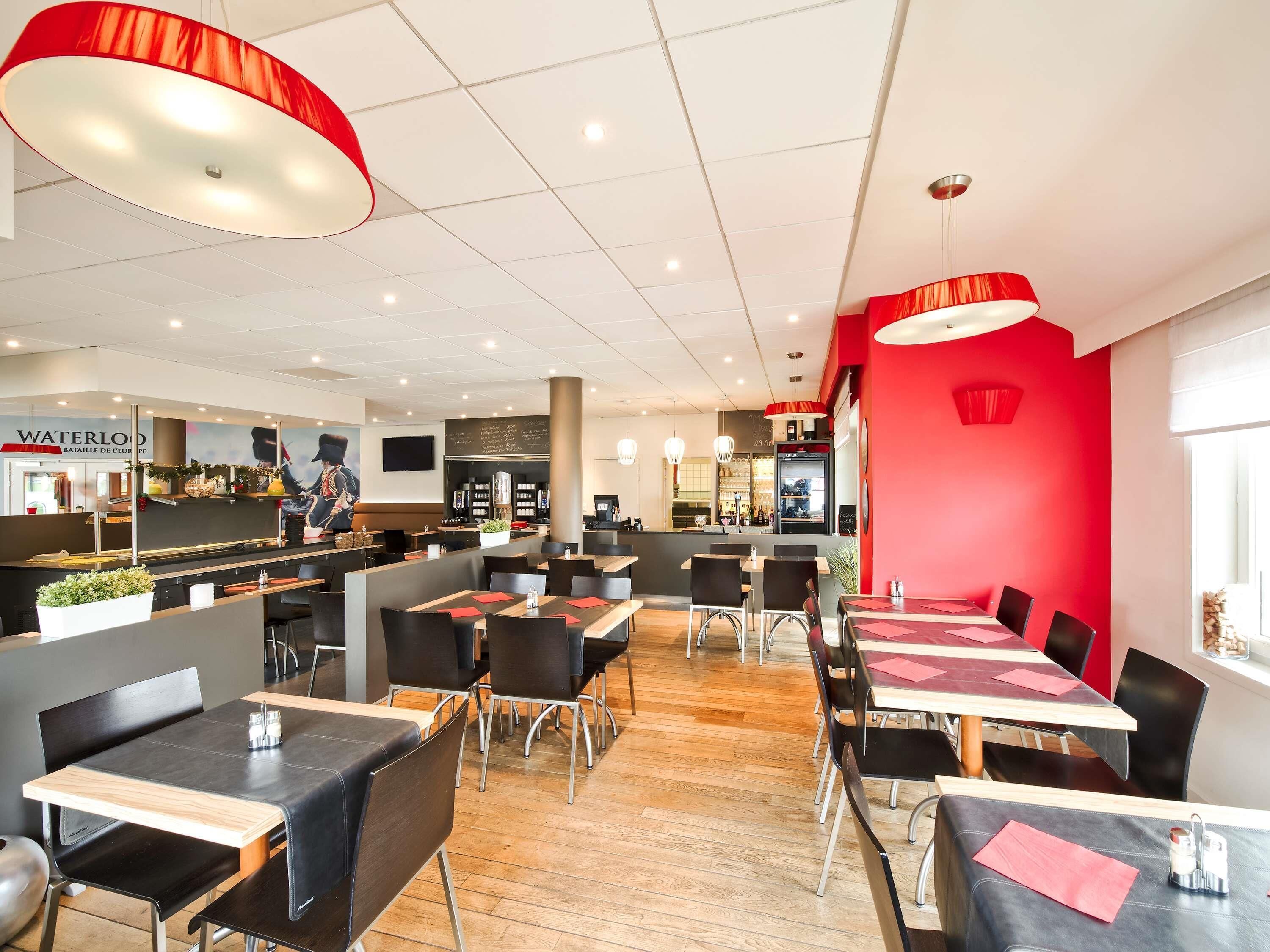 每日供应自助式早餐（每人 EUR 15）