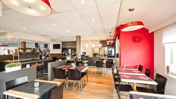 Desayuno buffet diario (EUR 15 por persona)