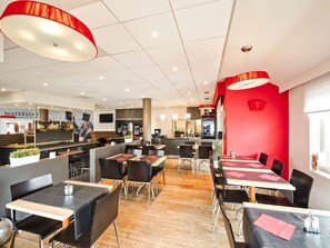 Desayuno buffet diario (EUR 18 por persona)