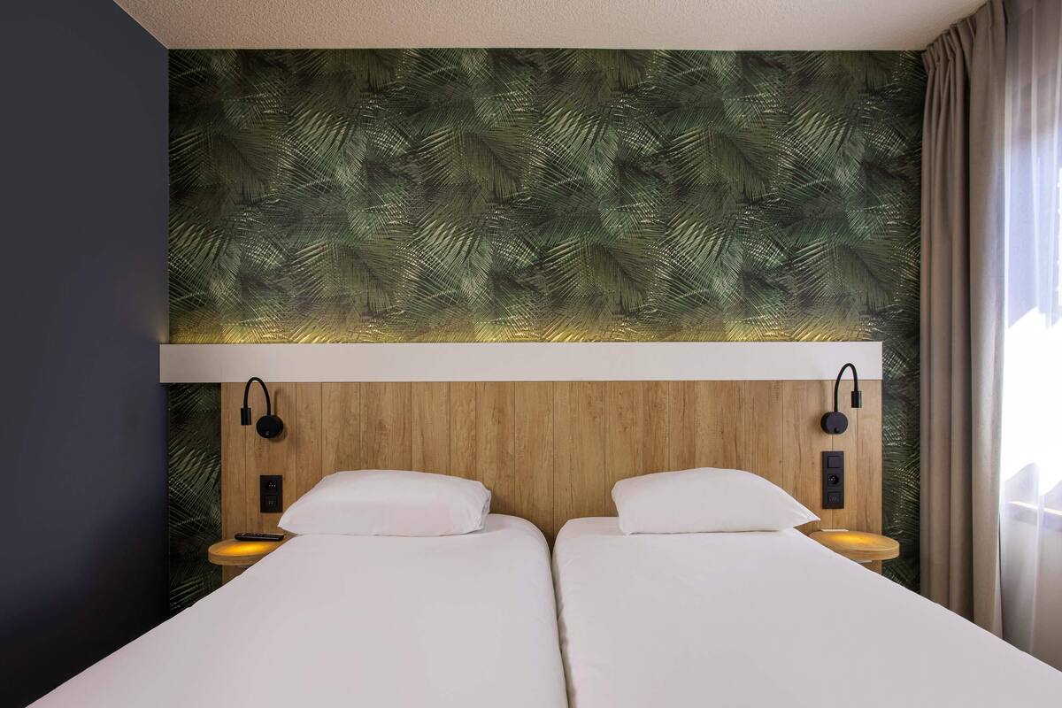Room, 1 Double Bed | Premium bedding, in-room safe, desk, iron/ironing board