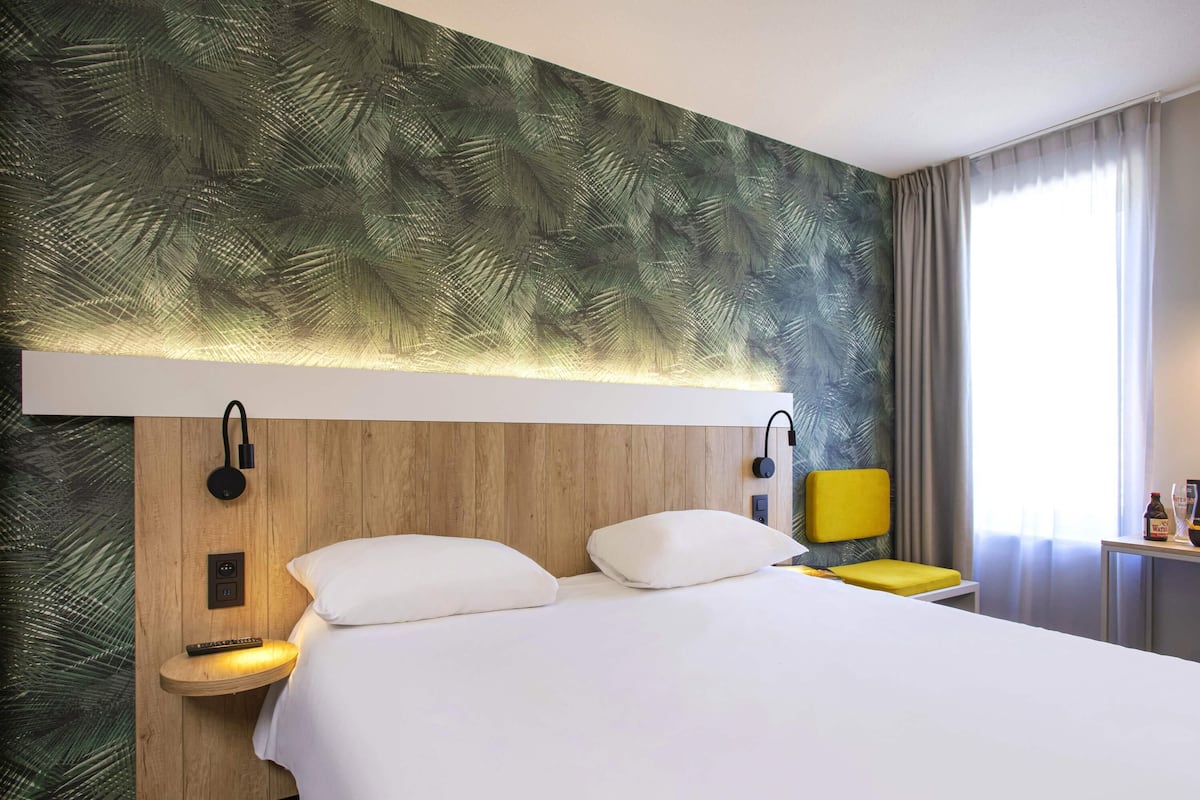 Premium bedding, in-room safe, desk, iron/ironing board