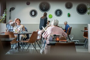 Breakfast, lunch and dinner served - Velotel Brugge (Bruges)