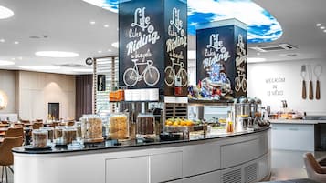 Komplett frukost varje dag (EUR 18 per person)