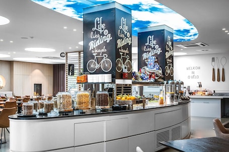 Daily full breakfast (EUR 18 per person)