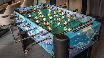 Una mesa de fútbol de mesa con diseño azul y blanco, que presenta una multitud de figuras de jugadores y una portería.