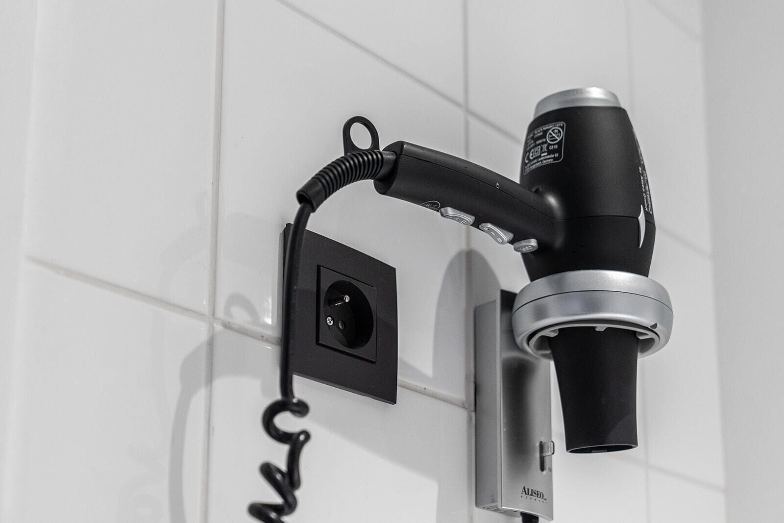 combined shower/bathtub, free toiletries, hair dryer, towels