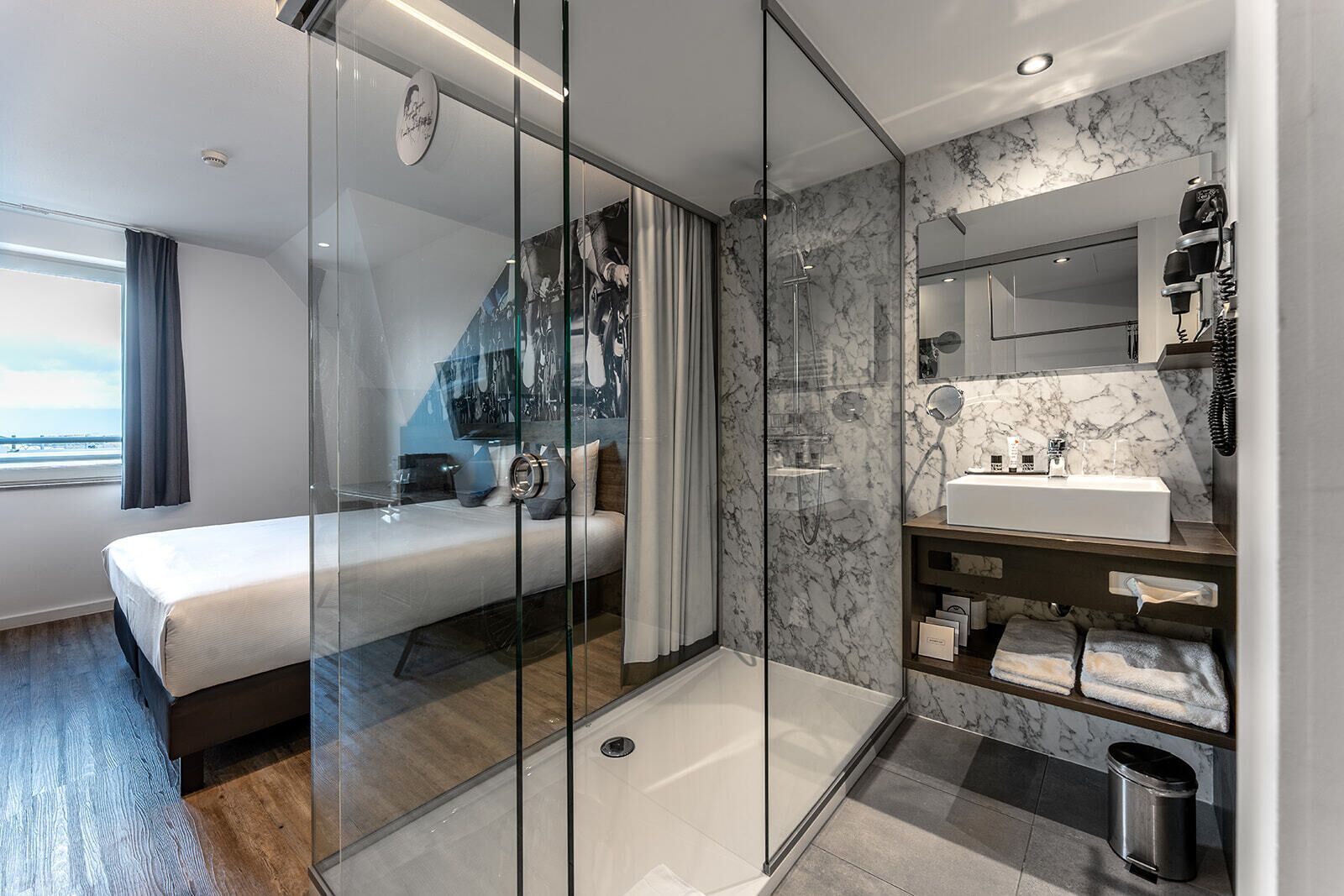 superior room, 1 king bed | minibar, in-room safe, desk, iron/ironing board