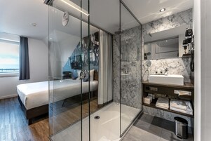 Superior Room, 1 King Bed | Minibar, in-room safe, desk, iron/ironing board
