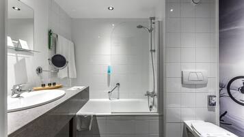 Ein modernes Badezimmer mit Badewanne, Dusche und Toilette.