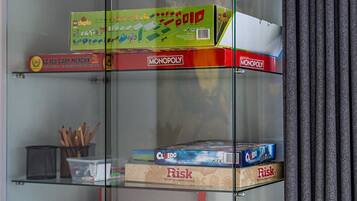 Vitrine de vidro com jogos de tabuleiro como Monopoly e Cluedo.