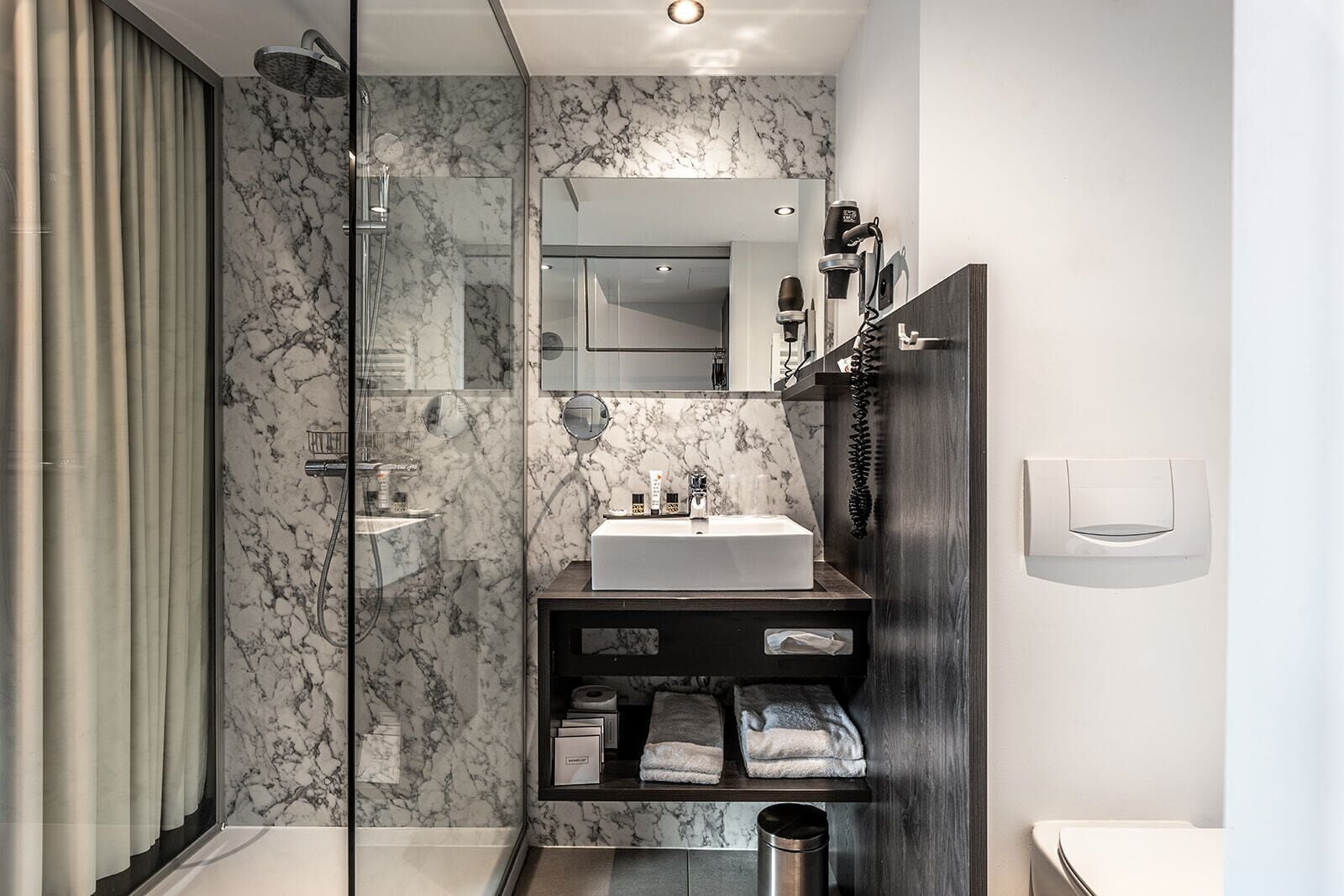 combined shower/bathtub, free toiletries, hair dryer, towels