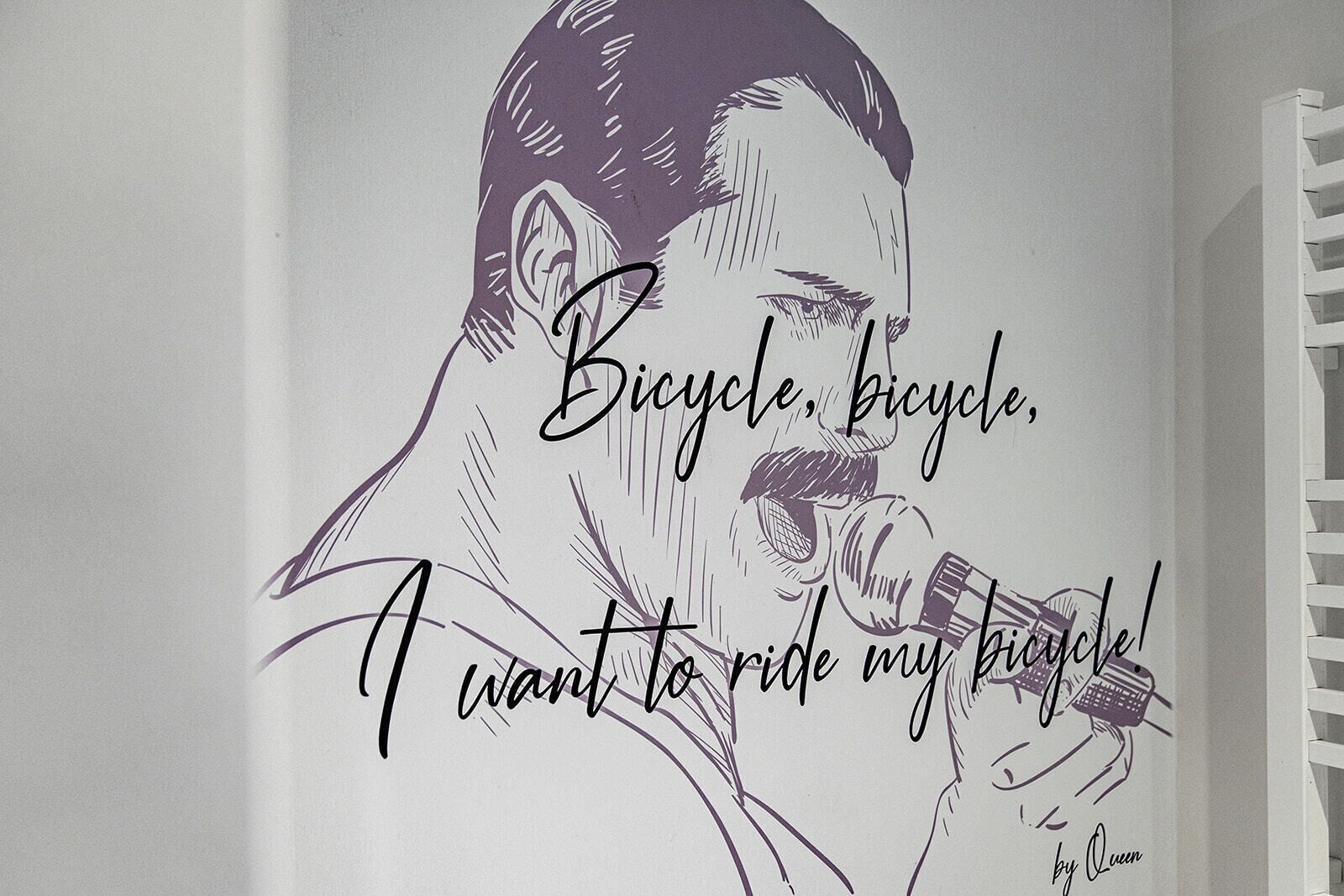 combined shower/bathtub, free toiletries, hair dryer, towels