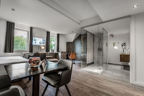 Minibar, caja de seguridad en la habitación y escritorio