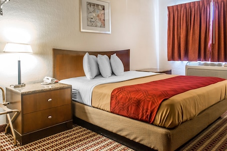 Queen Smoking | Escritorio, cortinas opacas, wifi gratis y ropa de cama. Economy Inn & Suites