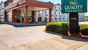 A hotel entrance with a sign reading "Quality Inn & Suites 3550". - Quality Inn & Suites Springfield - Eugene North (Springfield)