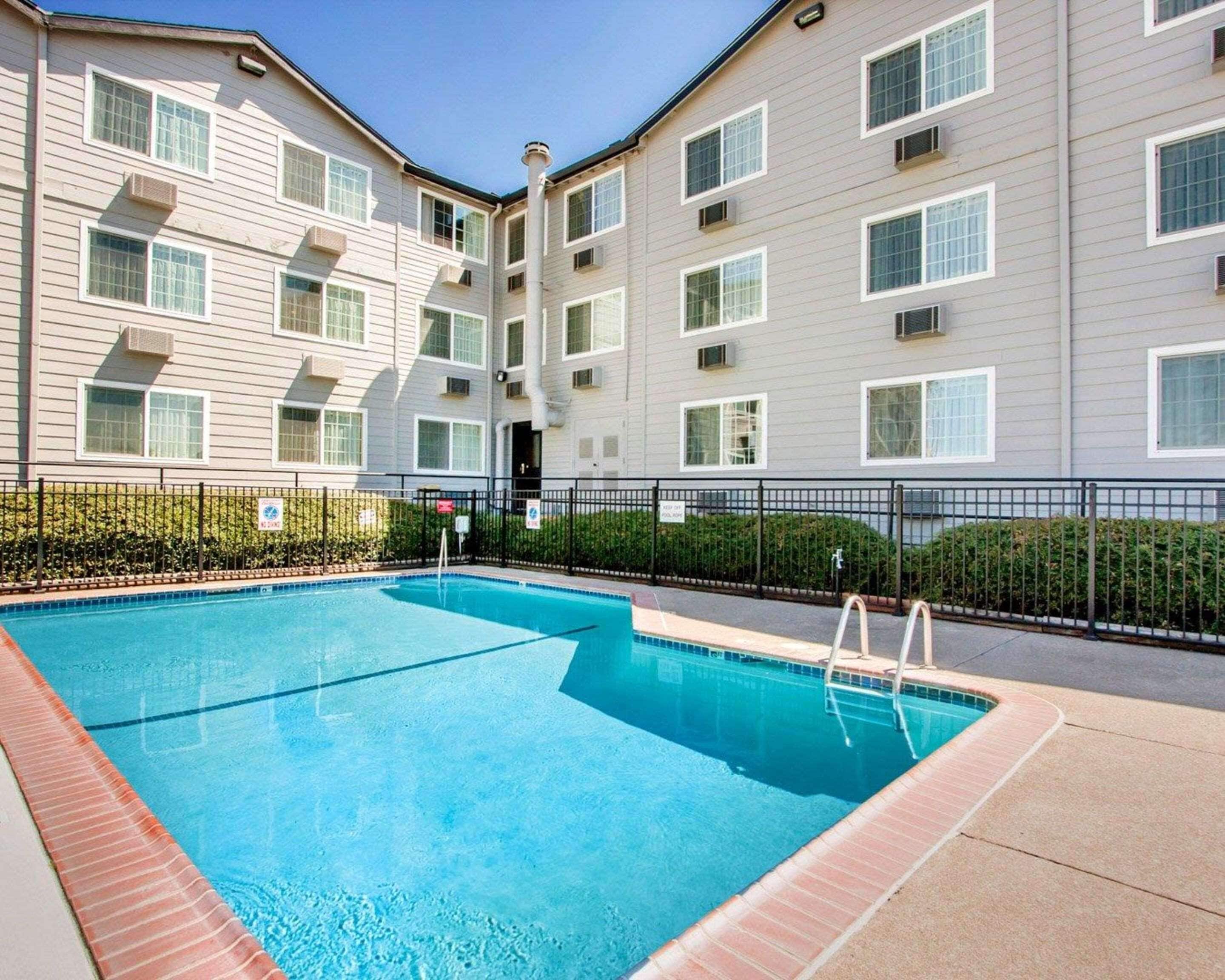 季节性开放的室外游泳池，10:00 至 21:00 开放，池畔遮阳伞，日光浴躺椅