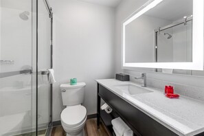 Badkar/dusch, regndusch, gratis toalettartiklar och hårtork