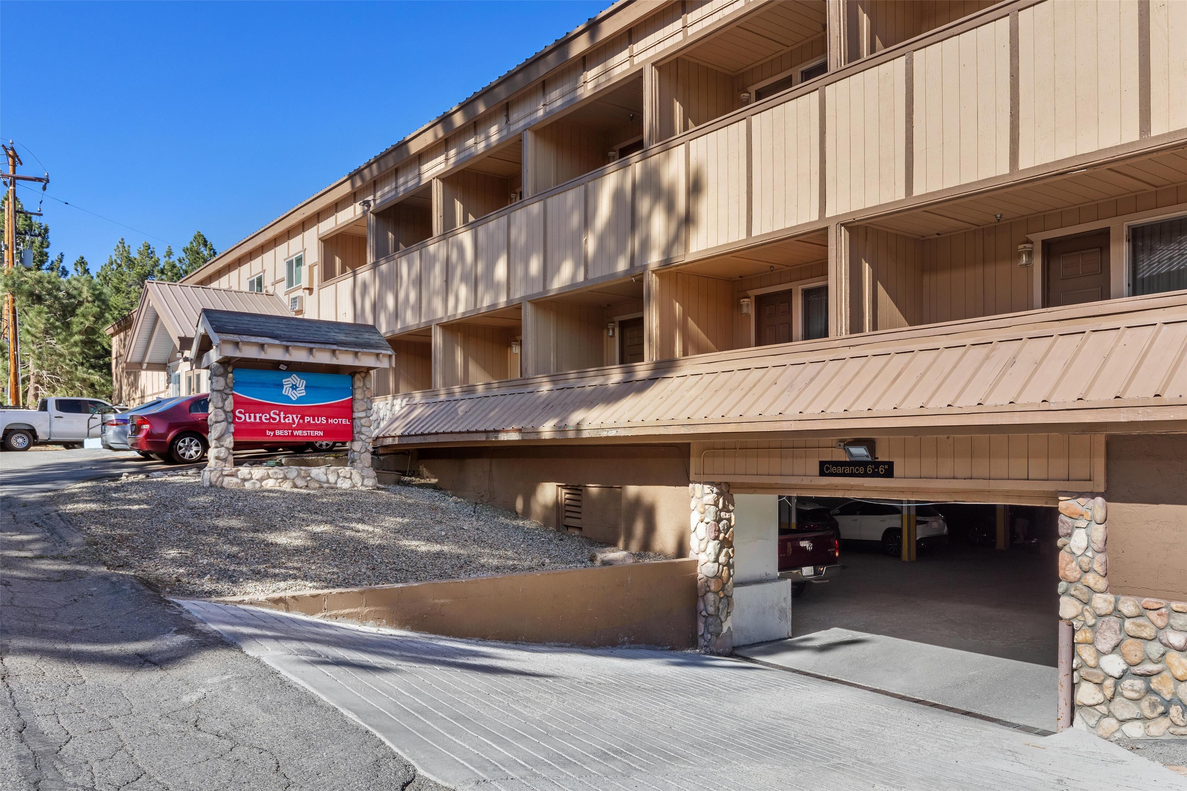 Un hôtel à plusieurs étages, doté d’une enseigne bien visible indiquant « SureStay, plus Hotel by Best Western ».